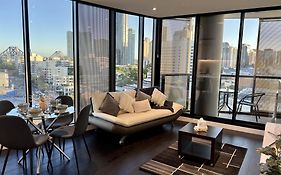 Stylish 1-Bed With Pool, Gym & Free Parking